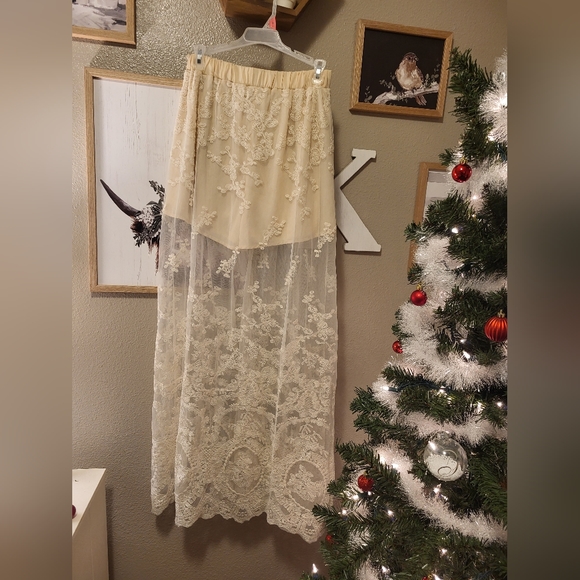 Entro Ivory Shorts with long lace lay over - Picture 3 of 4